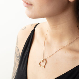 Elio necklace in yellow gold by Betsy Barron worn by model.